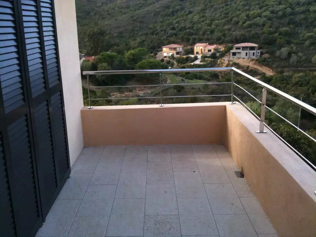 Garde-corps sur muret de balcon