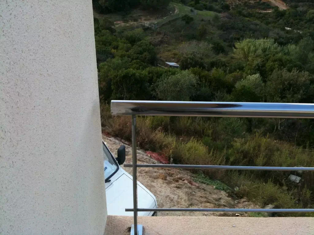 Garde-corps sur muret de balcon