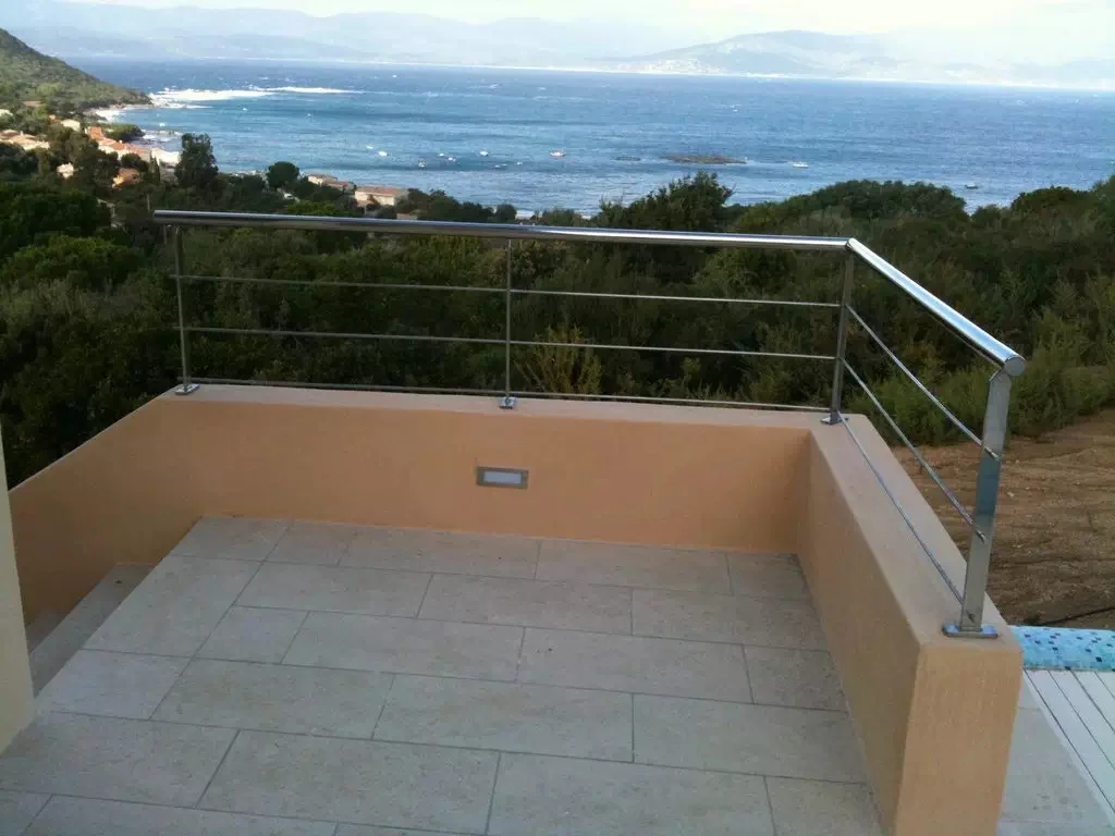 Garde-corps sur muret de balcon