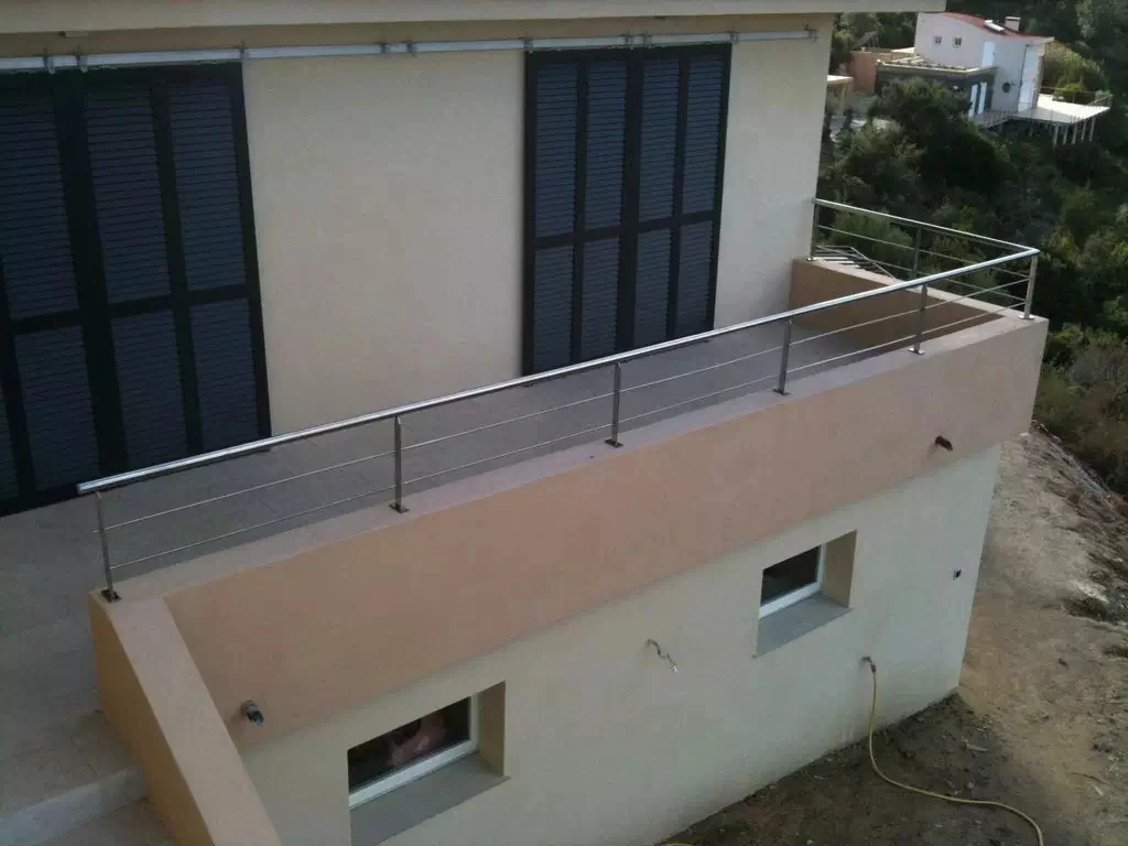 Garde-corps sur muret de balcon